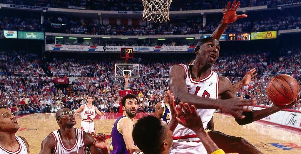 开云-蒂姆重返赛场，比赛局势复杂首场状态出色，公牛观众沸腾！-开云